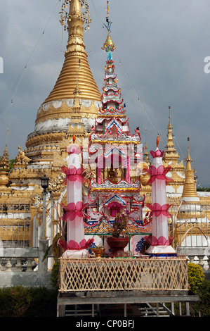 Elk208-3168v Thailandia, Mae Hong Son, Wat Jong Klang con chedi Foto Stock