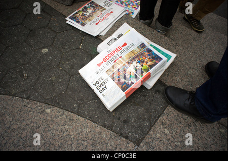 Copie del occupata Wall Street Journal sono visti in un rally in Union Square Park a New York Foto Stock