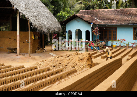 L'uomo facendo mattoni di fango, Sri Lanka Foto Stock