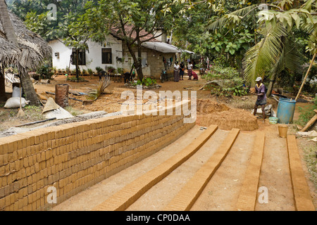 L'uomo facendo mattoni di fango, Sri Lanka Foto Stock
