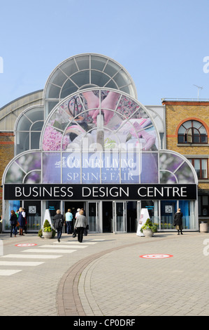 I visitatori che arrivano al Country Living magazine Fiera di primavera che si svolge presso il Business Design Centre Foto Stock