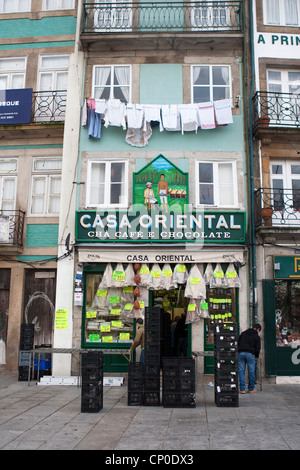 Negozio di fronte con il baccalà, Oporto, Portogallo Foto Stock