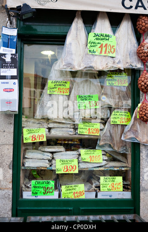 Negozio di fronte con il baccalà, Oporto, Portogallo Foto Stock