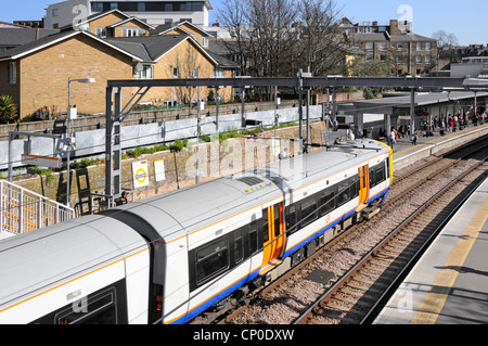 Highbury e Islington stazione ferroviaria piattaforma e overground Treno in avvicinamento Foto Stock