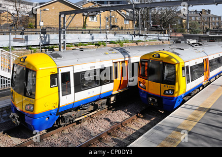 Highbury e Islington stazione ferroviaria piattaforme e due treni di superficie Foto Stock