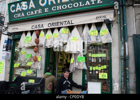 Negozio di fronte con il baccalà, Oporto, Portogallo Foto Stock