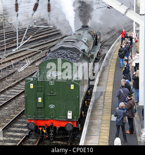 Britannia 70000 locomotiva a vapore costruita nel 1951 la retromarcia verso i carrelli all inizio del viaggio charter Foto Stock