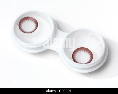 Primo piano del cerchio cosmetiche lenti a contatto in un contenitore isolato su sfondo bianco Foto Stock