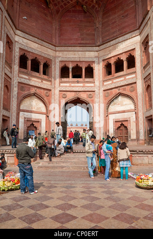 Fatehpur Sikri, India. I turisti e i fornitori a Buland Darwaza (Porta grande) della Jama Masjid (Dargah Moschea), finito 1576. Foto Stock