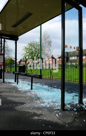 Vandalizzato Bus Shelter. Foto Stock