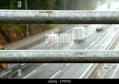 La guida sotto la pioggia.Vista dal ponte dell'autostrada M1. Foto Stock