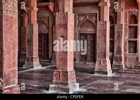 Fatehpur Sikri, Uttar Pradesh, India. Nel corridoio laterale vista, Jama Masjid (Dargah moschea). Islamico arcate in stile sopra le porte. Foto Stock