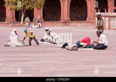 Fatehpur Sikri, Uttar Pradesh, India. Gli uomini in preghiera nel cortile della Jama Masjid (Dargah moschea). Foto Stock