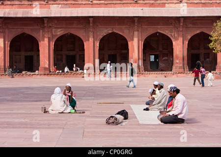 Fatehpur Sikri, Uttar Pradesh, India. Gli uomini in preghiera nel cortile della Jama Masjid (Dargah moschea). Foto Stock