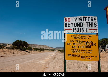 Nessun visitatore di segno di avvertimento al Pueblo di Acoma terra. Nuovo Messico. Stati Uniti d'America Foto Stock