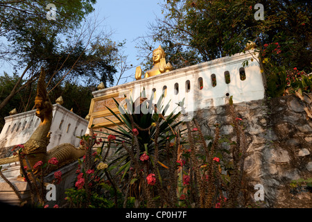 Sulla strada per il Monte Phu Si vertice che domina il centro di Luang Prabang (Laos). Sur le chemin du sommet du Mont Phu Si. Foto Stock