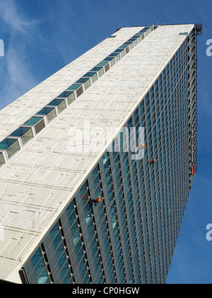 Tre detergenti per finestre al di fuori della città Torre in Manchester REGNO UNITO Foto Stock