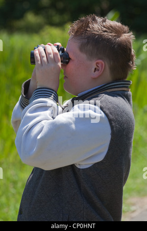 Giovani bird watcher con il binocolo. London Wetlands Centre. Wildfowl and Wetlands Trust. Barnes. Londra. Foto Stock