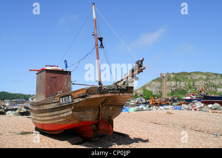 Barche da pesca sulla spiaggia di ciottoli Hastings h East Sussex England Regno Unito Foto Stock