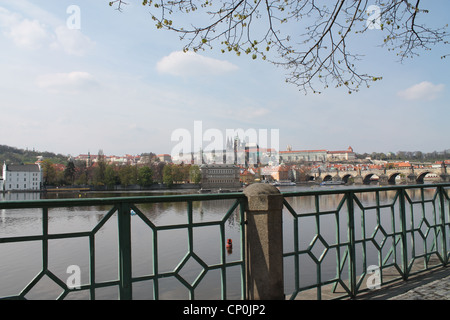 Guardando oltre il fiume di Praga, Foto Stock