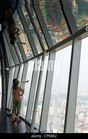 Vista verticale all'interno del Bitexco Financial Tower, Tháp Tài Chính, il più recente e il più alto grattacielo in Ho Chi Minh City, Vietnam. Foto Stock