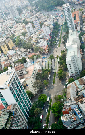 Verticale antenna ovest vista sui tetti della città di Ho Chi Minh in un giorno chiaro. Foto Stock