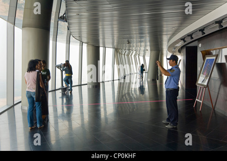 Vista verticale all'interno del Bitexco Financial Tower, Tháp Tài Chính, il più recente e il più alto grattacielo in Ho Chi Minh City, Vietnam. Foto Stock