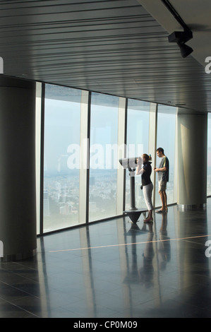 Vista verticale all'interno del Bitexco Financial Tower, Tháp Tài Chính, il più recente e il più alto grattacielo in Ho Chi Minh City, Vietnam. Foto Stock