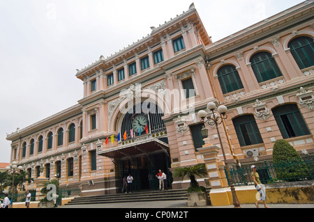 Orizzontale di ampio angolo di fuori Saigon Central Post Office, Bưu điện Thành phố Hồ Chí Minh, nel centro cittadino di Ho Chi Minh City, Vietnam. Foto Stock