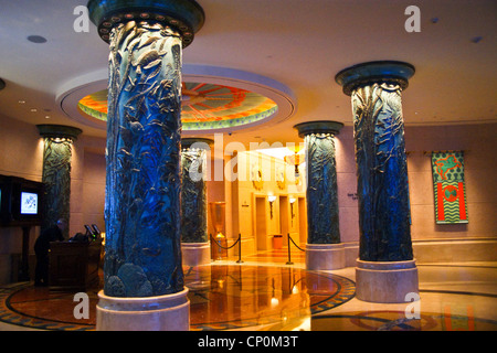 Ceramica invetriata pilastri di Atlantis Palm Hotel, Palm Jumeirah, Dubai, Emirati Arabi Uniti Foto Stock