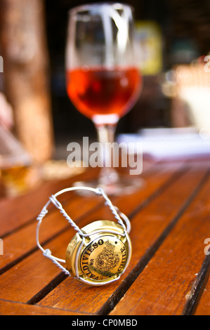 Bottiglia di sommità e di gabbia e un bicchiere di Valdivieso Rosé Spumante, Dubai, Emirati Arabi Uniti Foto Stock