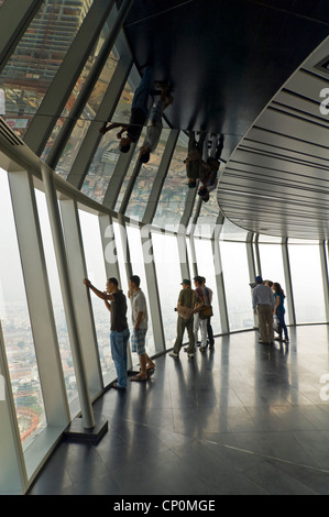 Vista verticale all'interno del Bitexco Financial Tower, Tháp Tài Chính, il grattacielo più alto di Ho Chi Minh City. Foto Stock