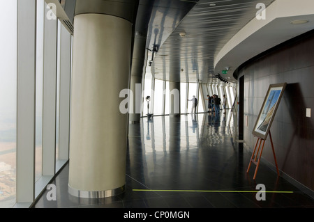 Vista verticale all'interno del Bitexco Financial Tower, Tháp Tài Chính, il grattacielo più alto di Ho Chi Minh City. Foto Stock