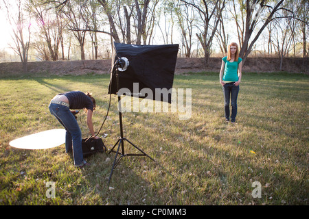 Foto riprese in esterni con teen modello in una zona rurale. Foto Stock