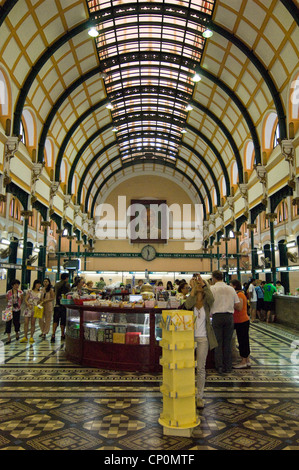 Verticale di ampio angolo interno di Saigon Central Post Office, Bưu điện Thành phố Hồ Chí Minh, in Ho Chi Minh City. Foto Stock