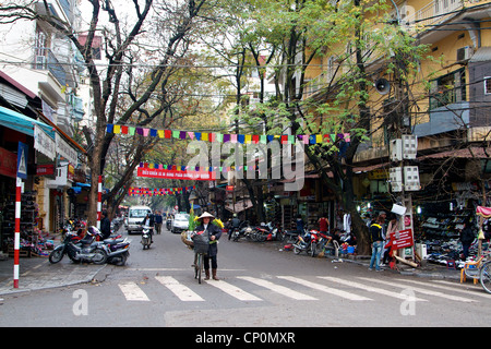 Un venditore di fiori in cerca di affari in Hanoi Old Quarter. Foto Stock