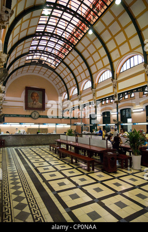 Verticale di un ampio angolo di visione all'interno della centrale di Saigon Post Office, Bưu điện Thành phố Hồ Chí Minh, in Ho Chi Minh City. Foto Stock