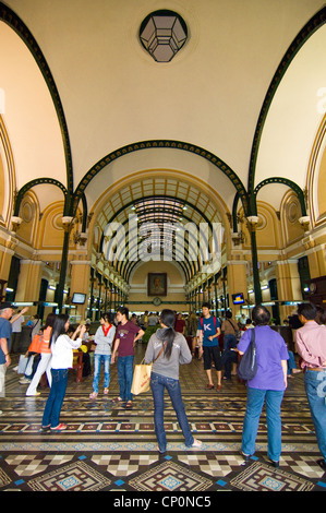 Verticale vista interna di Saigon Central Post Office, Bưu điện Thành phố Hồ Chí Minh, in Ho Chi Minh City. Foto Stock