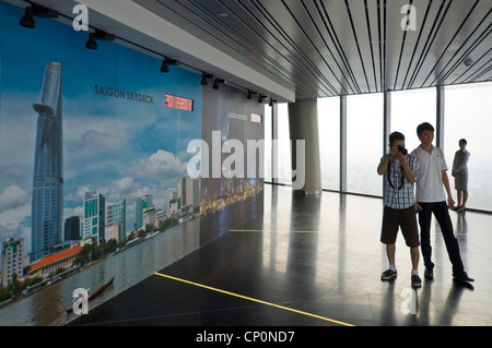 Vista orizzontale all'interno del Bitexco Financial Tower, Tháp Tài Chính, il nuovissimo grattacielo a Ho Chi Minh City. Foto Stock