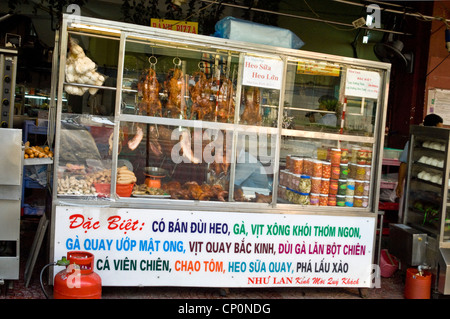 Orizzontale fino in prossimità di un fast food stand di vendita calda tradizionale cibo vietnamita. Foto Stock