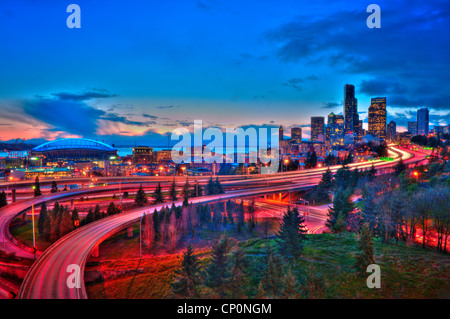 Il centro cittadino di Seattle e I-5 Freeway a I-90 interscambio, dal P. Jose Rizal ponte; Seattle, Washington. Foto Stock