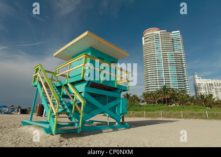 Torre bagnino e condominio edifici sulla spiaggia di South Beach a Miami, Florida Foto Stock