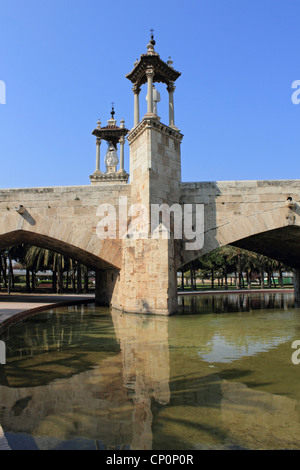 Statue sul Puente del Mar (Ponte di mare) attraversando giardini Turia a Valencia Spagna Foto Stock