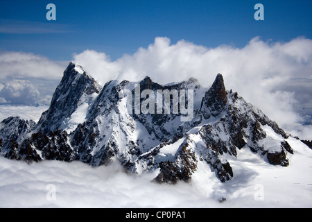 North Face di Les Grandes Jorasses e Dent du géant, o dente gigante, nel massiccio del Monte Bianco del francese/italiano delle Alpi. Foto Stock