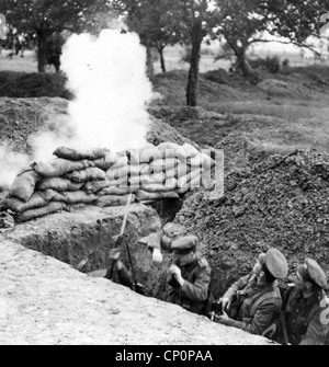 I soldati britannici in trincea sotto il fuoco durante la Prima Guerra Mondiale Foto Stock