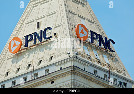 Logo sulla parte superiore della PNC Bank Tower nel centro cittadino di Cincinnati, Ohio Foto Stock