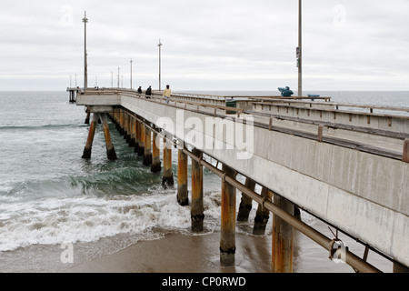 La spiaggia di Venezia Pier in un giorno nuvoloso Foto Stock