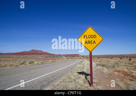 L'immagine orizzontale di area inondabile firmare e strada nel deserto dello Utah Foto Stock