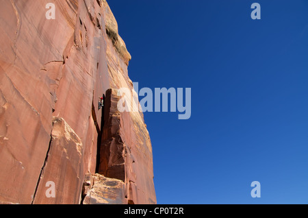 Immagine distanti di un uomo crack arrampicata a Indian Creek Utah Foto Stock