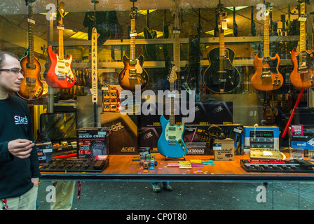 Parigi, Francia, vetrina, strumenti musicali francesi, Guitars Store a Pigalle, Star's Music » rock'n'roll Foto Stock